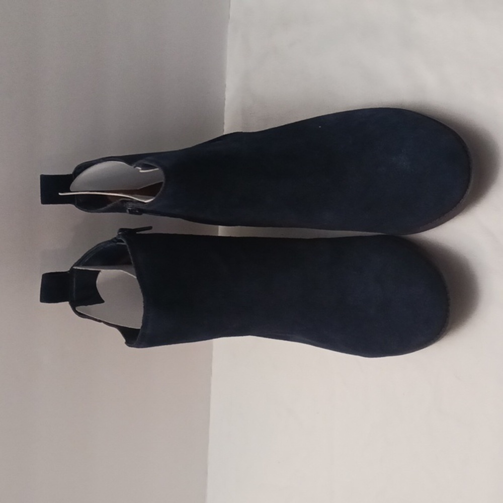 Vionic Roseland size 11W women's navy water-repellent suede ankle boot.